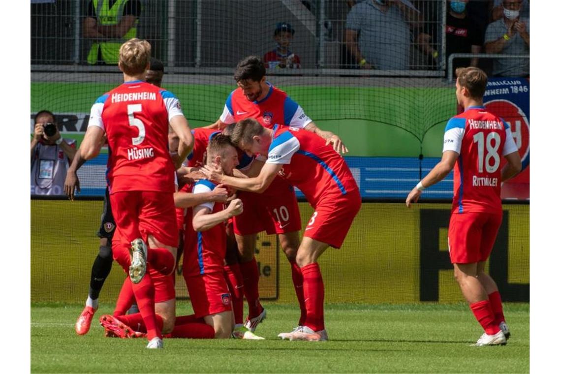 Regensburg bleibt Erster - Schalke siegt in Paderborn