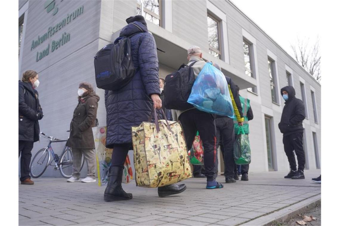 Deutschland nimmt immer mehr Ukrainer auf Erste Flüchtlinge aus der Ukraine werden im Landesamt für Flüchtlingsangelegenheiten Berlin (LAF) in ihre Unterkünfte begleitet. Foto: Joerg Carstensen/dpa
