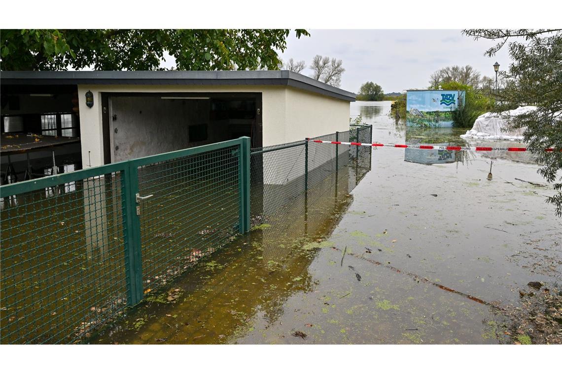 Erste Garagen und Gehwege stehen in Fürstenberg, einem Stadtteil von Eisenhüttenstadt, unter Wasser.