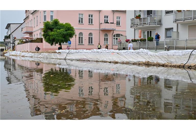 Erste Straßen sind in Eisenhüttenstadt überflutet. Die Stadt muss sich auf weiter steigende Wasserstände einstellen.