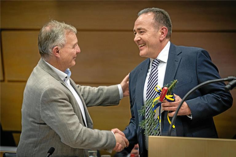 Erster Bürgermeister Siegfried Janocha (links) gratuliert seinem Nachfolger Stefan Setzer zur Wahl. Anfang März wird der 51-Jährige sein neues Amt antreten.Foto: Alexander Becher