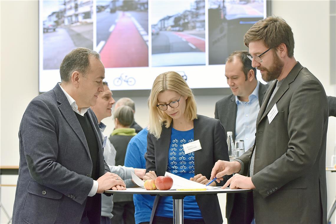 Erster Bürgermeister Stefan Setzer, Moderatorin Elisabeth Kamend und Stadtplanungsamtsleiter Tobias Großmann (von links) informieren über die Chancen und Rahmenbedingungen in Sachen Sulzbacher Straße. Foto: Tobias Sellmaier