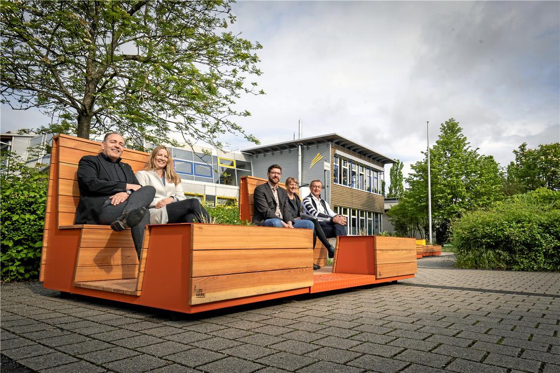 Erster Bürgermeister Stefan Setzer (von links), Rektorin Christine Gutwein, Stadtplanungsamtsleiter Tobias Großmann, Mobilitätsplanerin Alice Pfeifer und Ortsvorsteher Karl Scheib testen die „Stadtmöbel“, eine dreimonatige Leihgabe des Verkehrsministeriums. Fotos: A. Becher