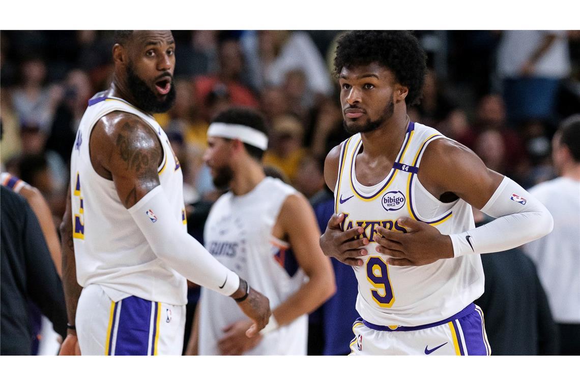 Erstmals gemeinsam im Einsatz für die Los Angeles Lakers: LeBron James (l) und sein Sohn Bronny.