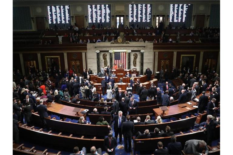 Erstmals seit Beginn der Ermittlungen für ein mögliches Amtsenthebungsverfahren hat sich das Repräsentantenhaus in einem förmlichen Beschluss hinter die Untersuchungen gestellt. Foto: Andrew Harnik/AP/dpa