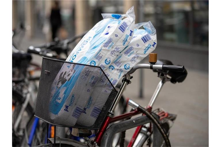 Es geht wieder los: Deutschlands Verbraucher decken sich angesichts steigender Corona-Infektionen amtlichen Zahlen zufolge wieder zunehmend mit Hygieneartikeln und bestimmten Lebensmitteln ein. Foto: Daniel Karmann/dpa