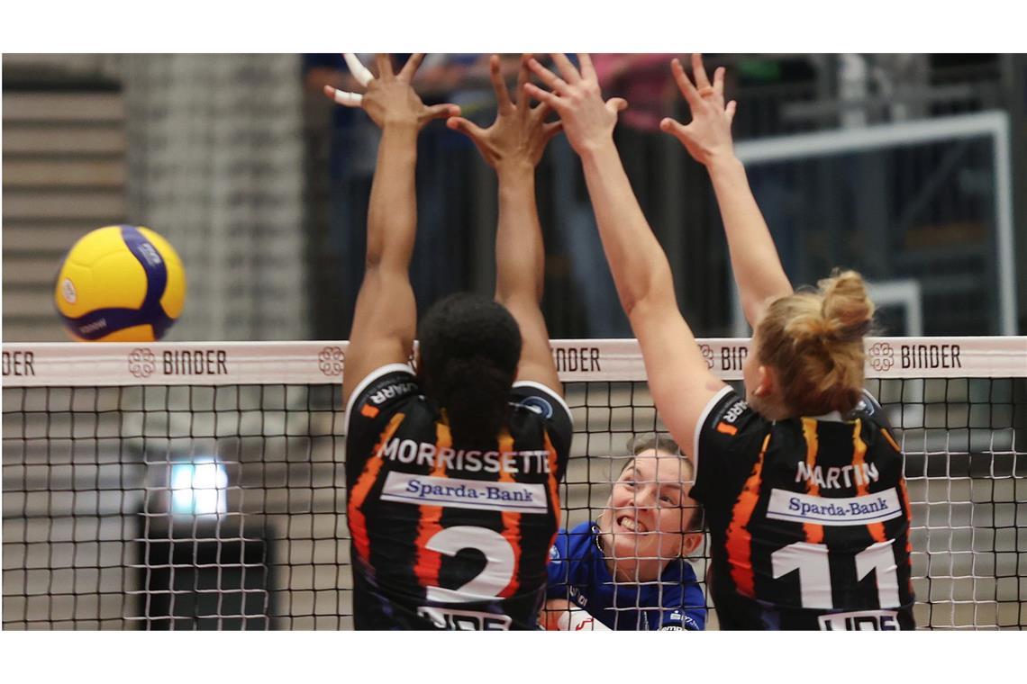 Es gibt ein Wiedersehen in der Bundesliga: Volleyballerinnen aus Flacht und Stuttgart (im Block).