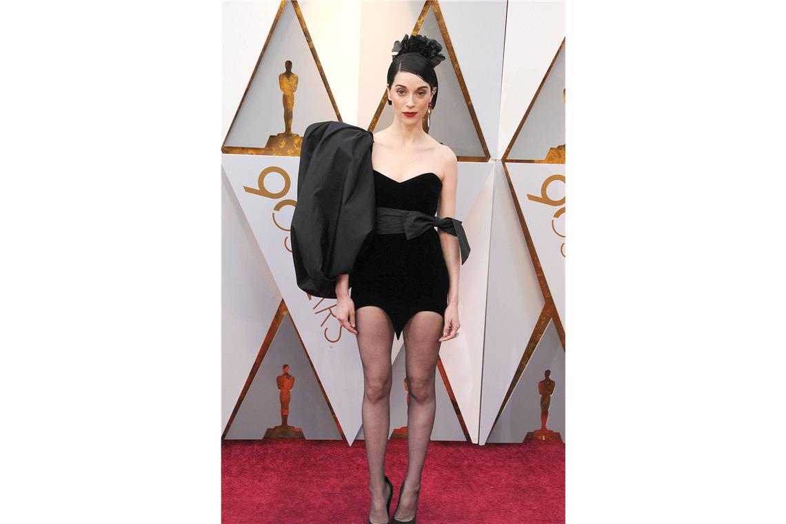 Es gibt Entwürfe, da sollte der Bauch einfach ganz laut „Nein“ grummeln. Diesen zum Beispiel. Musikerin <b>St. Vincent</b> sah bei den Oscars <b>2018</b> wie ein verirrter Playboy Bunny aus, der versehentlich auf den roten Teppich gehüpft war.