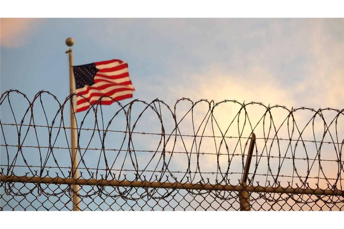 Es gibt zwar bereits seit Jahrzehnten eine kaum bekannte Einrichtung in Guantánamo Bay auf Kuba, in der Migranten festgehalten werden, die zum Beispiel versuchen, ohne Einreiseerlaubnis auf dem Seeweg in die USA zu kommen. Laut US-Medien war dort in vergangenen Jahren aber nur eine verschwindend geringe Zahl von Menschen untergebracht.