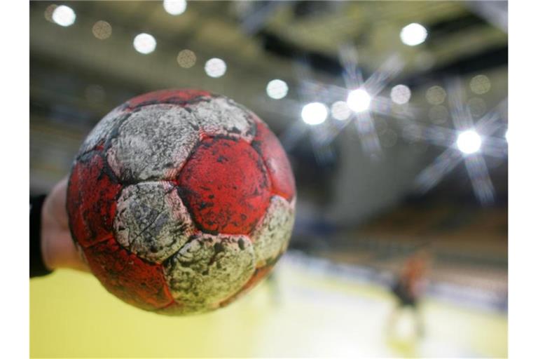 Es ist ein Handball in einer Halle zu sehen. Foto: picture alliance / dpa /Archivbild