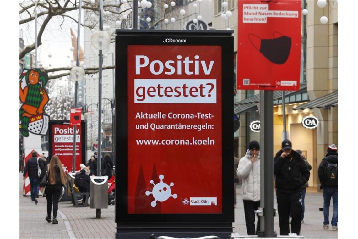 Coronazahlen des RKI nähern sich Plateau - Bricht die Welle? Es ist noch nicht vorbei: eine Corona-Hinweistafel in der Kölner Innenstadt. Foto: Oliver Berg/dpa