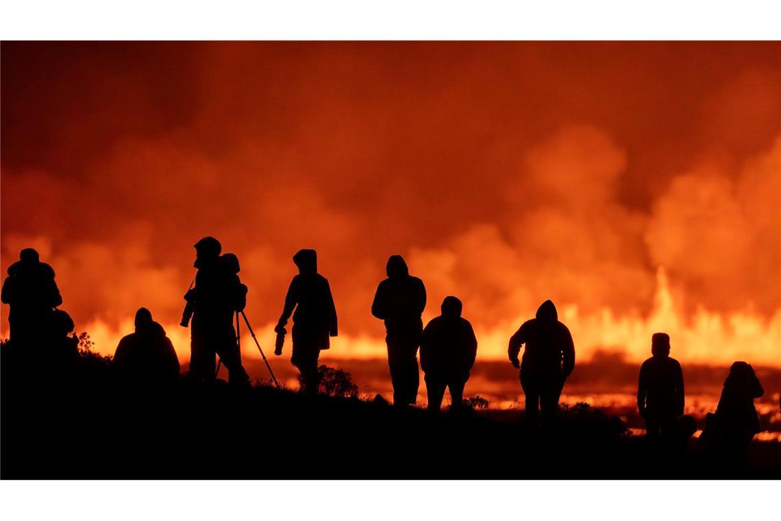 Es ist wie ein Blick ins Inferno: Beim Vulkanausbruch auf Island können Touristen und Besucher ganz nah ran.