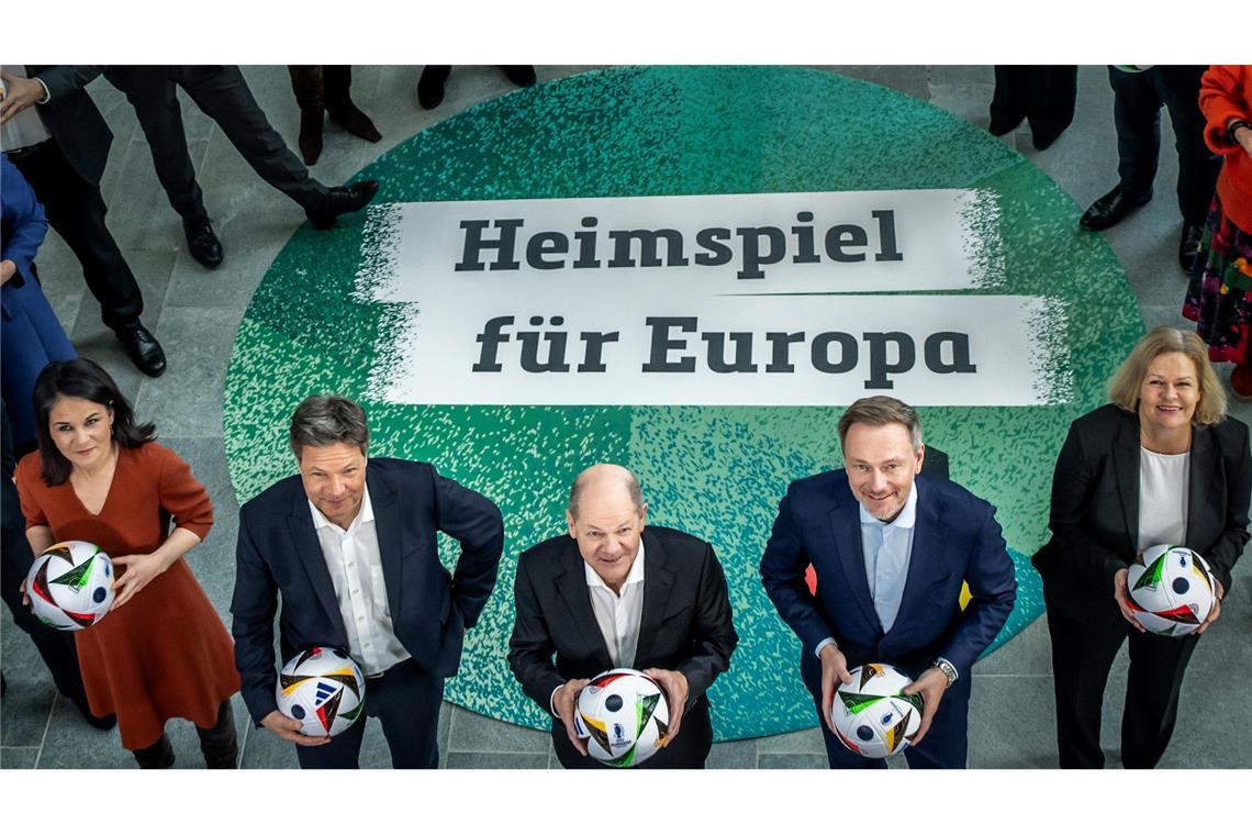 Es sind noch 100 Tage bis zur Fußball-Europameisterschaft. Es machen sich warm: Annalena Baerbock (l-r), Robert Habeck, Olaf Scholz, Christian Lindner und Nancy Faeser.