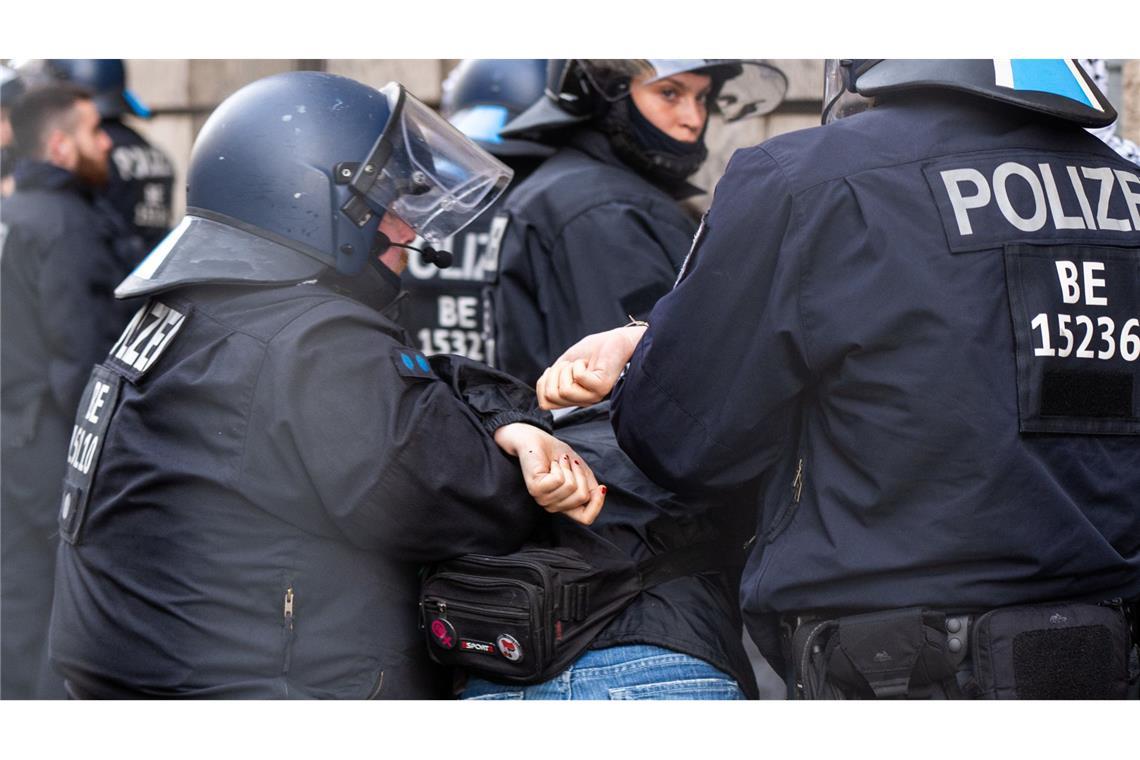 Es werde wegen Körperverletzung im Amt ermittelt laut Polizei. (Archivbild)