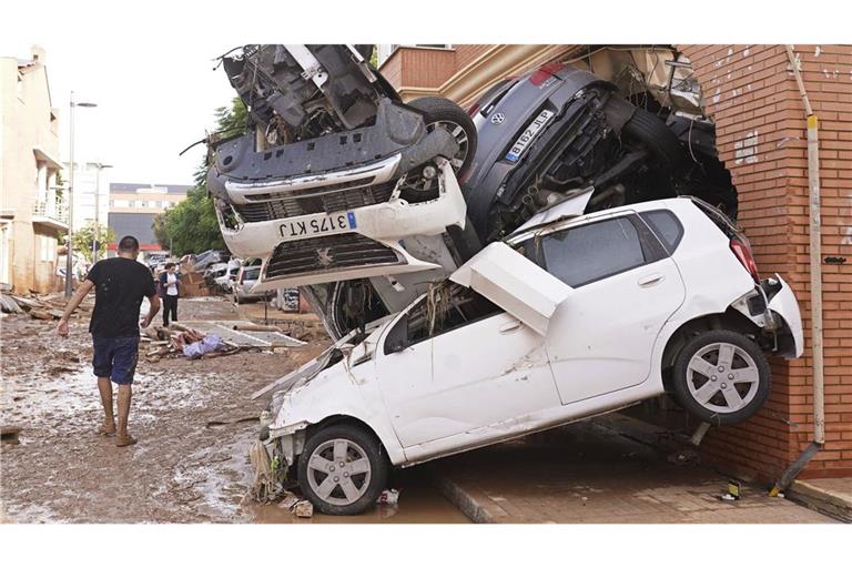 Es werden noch viele Menschen in verschütteten oder von den Fluten mitgerissenen Autos vermutet.