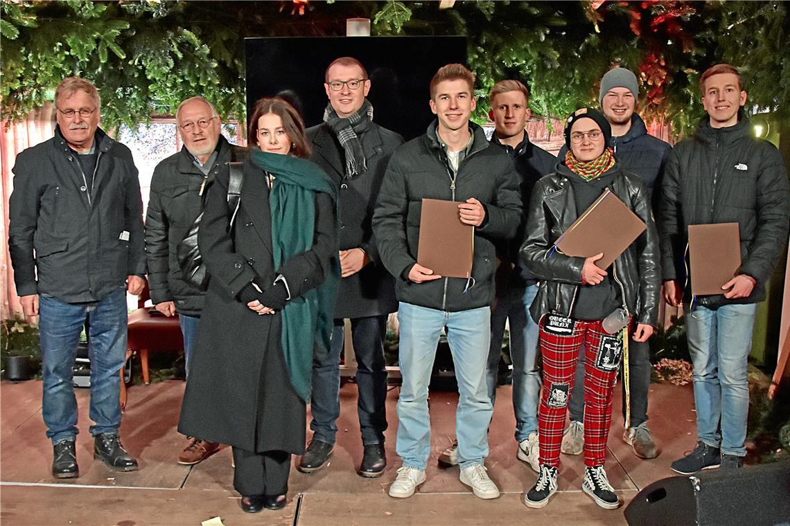 Es wird eng auf der Waldbühne im Backnanger Stiftshof: Vorsitzender Klaus Böhle (von links) und Ehrenvorsitzender Ulrich Schielke prämieren die Zwillingsschwestern Valeriya und Oliksandra Niemova, von denen nur eine anwesend ist. Neben OB Maximilian Friedrich stehen Jakob Pietsch, René Graminske, Jako Richter, Timo Baudy und Felix Knietsch. Foto: Tobias Sellmaier