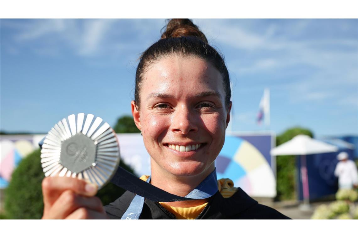 Esther Henseleit aus Deutschland zeigt nach der Siegerehrung ihre Silbermedaille.