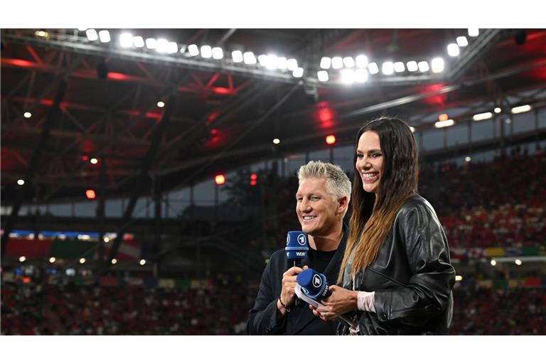 Esther Sedlaczek, Fernsehmoderatorin, und der frühere Nationalspieler Bastian Schweinsteiger stehen als ARD Moderationsteam im Stadion.