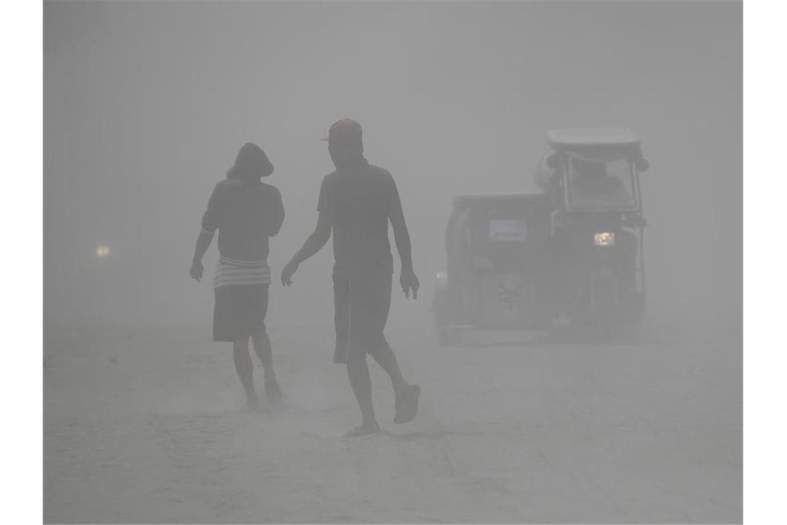 Vulkanausbruch auf den Philippinen ist weiter bedrohlich Etwa 45.000 Menschen haben sich bereits in Sicherheit gebracht. Der Vulkan spuckt weiter Asche. Foto: Aaron Favila/AP/dpa
