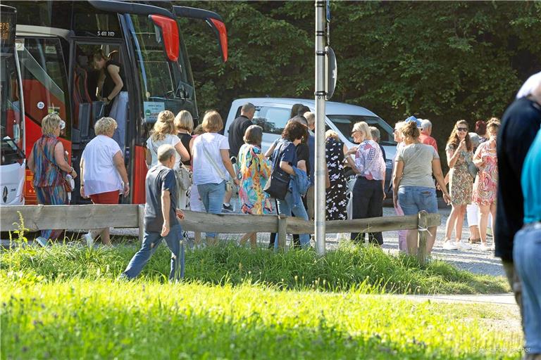 Etwa alle zehn Minuten kommen die Busse am Freitag in Aspach an. Fotos: Alexander Becher 