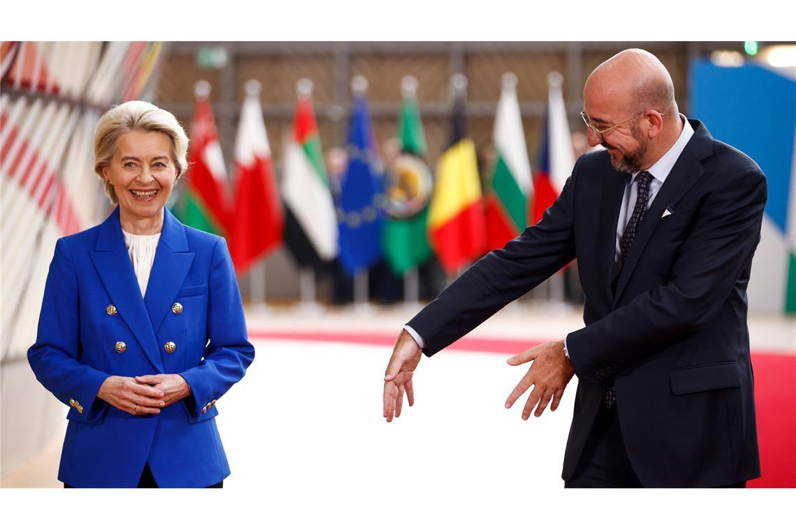 EU-Golf-Kooperationsrat: Ursula von der Leyen wird von Charles Michel begrüßt