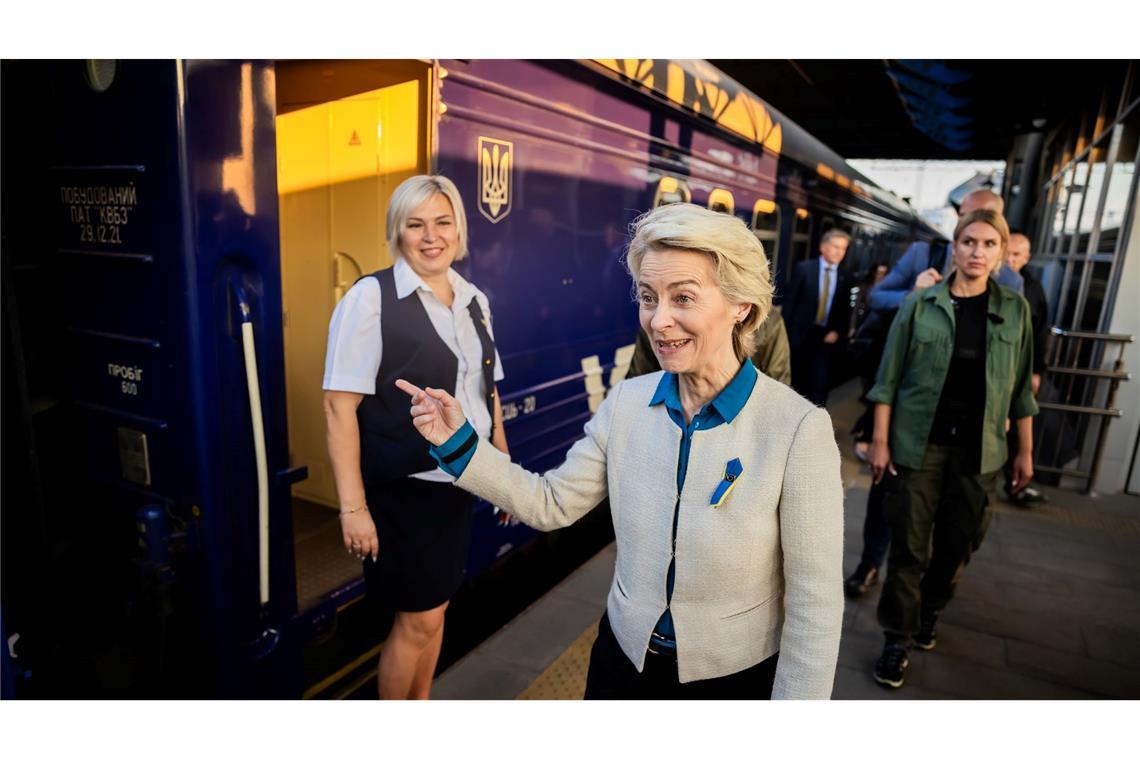 EU-Kommissionspräsidentin Ursula von der Leyen nimmt den Zug auf dem Rückweg von einem Besuch in Kiew.