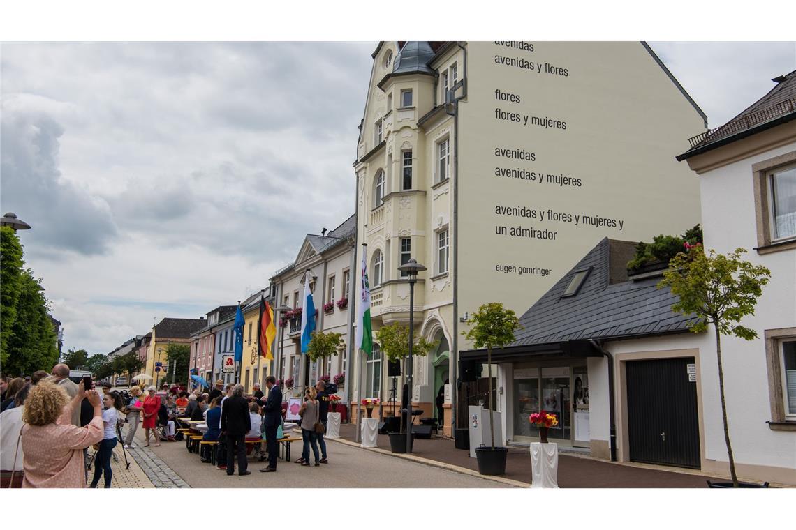 Eugen Gomringers Gedicht "avenidas" ist an einer Rehauser Hausfassade zu lesen. (Archivbild)