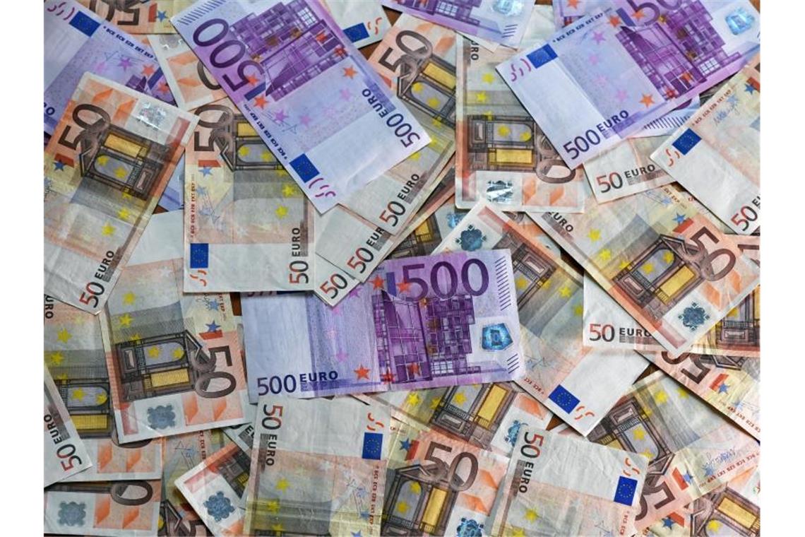Studie: Gründer sammeln weniger Geld von Investoren ein Euro-Banknoten liegen auf einem Tisch. Foto: Jens Kalaene/dpa-Zentralbild/dpa/Symbolbild