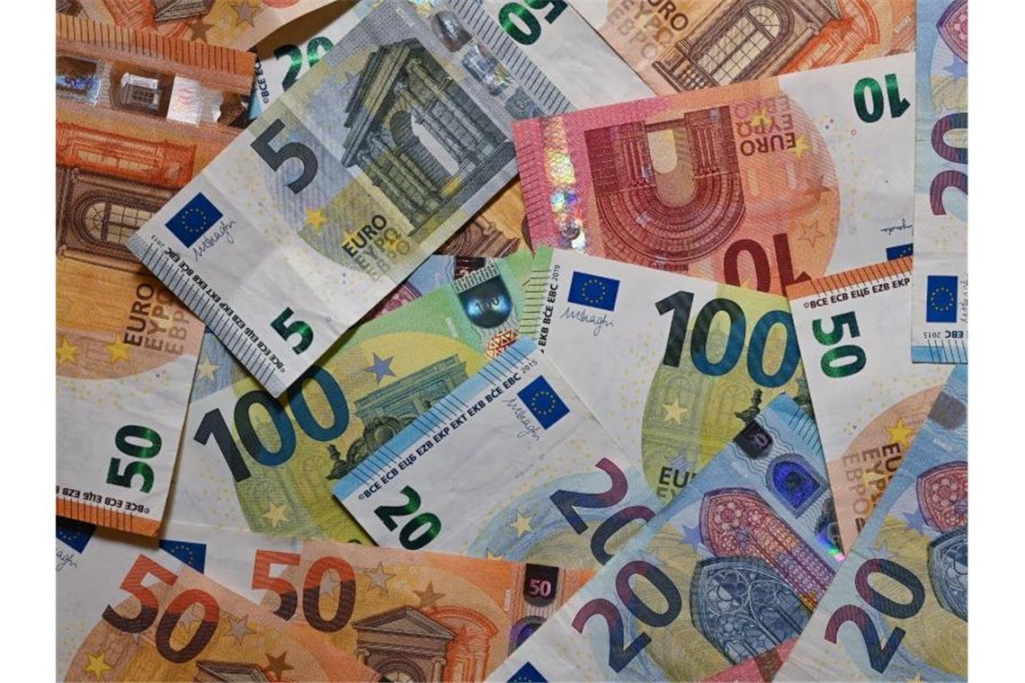 Land hat noch 3,4 Milliarden Euro in Corona-Rücklage Eurobanknoten liegen auf einem Tisch. Foto: Patrick Pleul/dpa-Zentralbild/dpa/Illustration