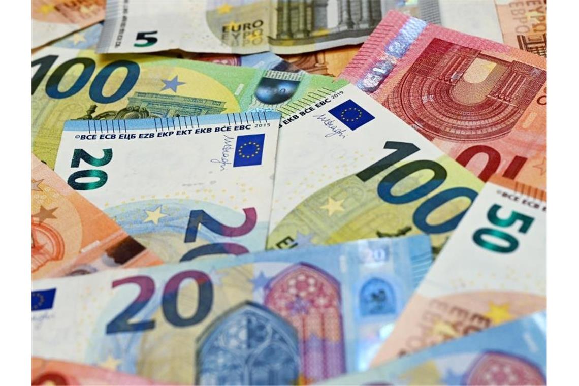 Eurobanknoten liegen auf einem Tisch. Foto: Patrick Pleul/dpa-Zentralbild/dpa/Illustration