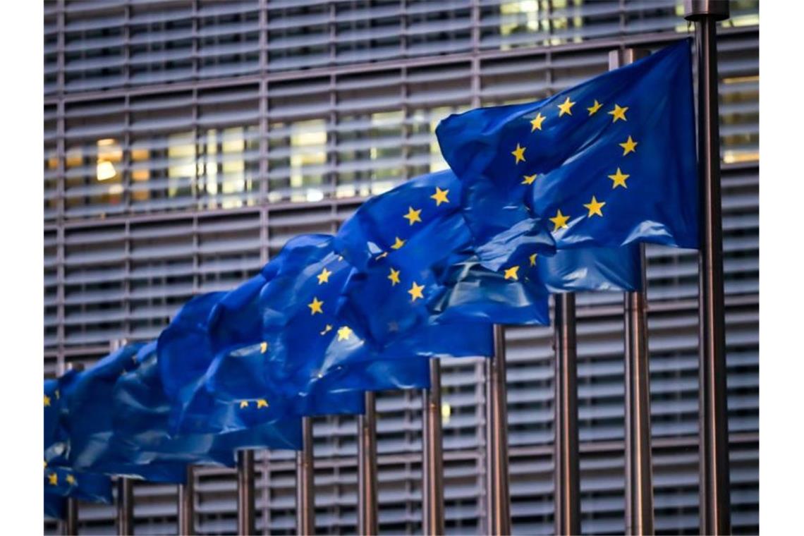 Europaflaggen wehen vor dem Sitz der EU-Kommission. (Archivbild). Foto: Zhang Cheng/XinHua/dpa