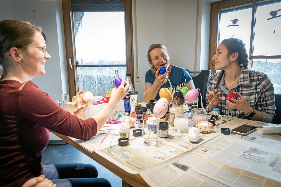 Filigran verzierter Osterschmuck aus Gänseeiern Ev Hildenbrand-Sinn, Beate Sinn und Carolin Sinn dekorieren jedes Jahr vor Ostern Gänseeier. Fotos: Alexander Becher