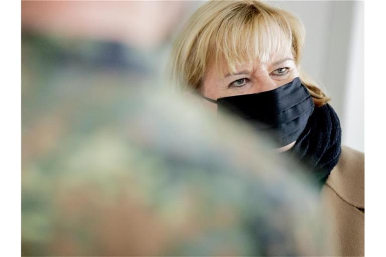 Eva Högl, Wehrbeauftragte des Deutschen Bundestages, im Gespräch mit Soldaten. Foto: Christoph Soeder/dpa