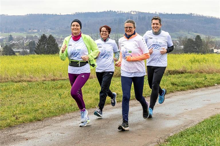 Eva Plass, Stefanie Hoffmann, Andrea Baumann und Alexander Bahler (von links) bilden bei Laufend BKZ dieses Jahr einen Maubacher Nachbarschaftsblock. Foto: Dietmar van der Linden