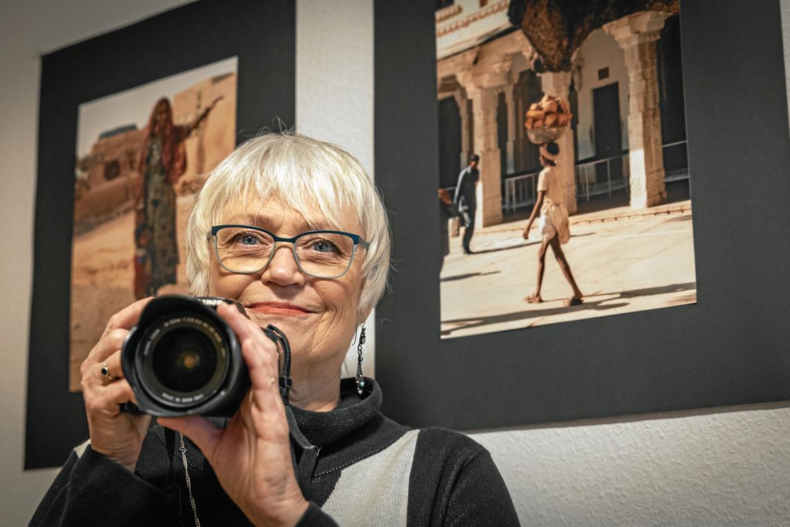 Éva Seiler-Iszlai reist mit ihrer Kamera gerne in ferne Länder. Hinter ihr zu sehen sind Fotografien aus Indien, die auch Teil ihrer Ausstellung „Pracht und Elend“ im Linden-Museum in Stuttgart im Jahr 2011 waren. Foto: Alexander Becher