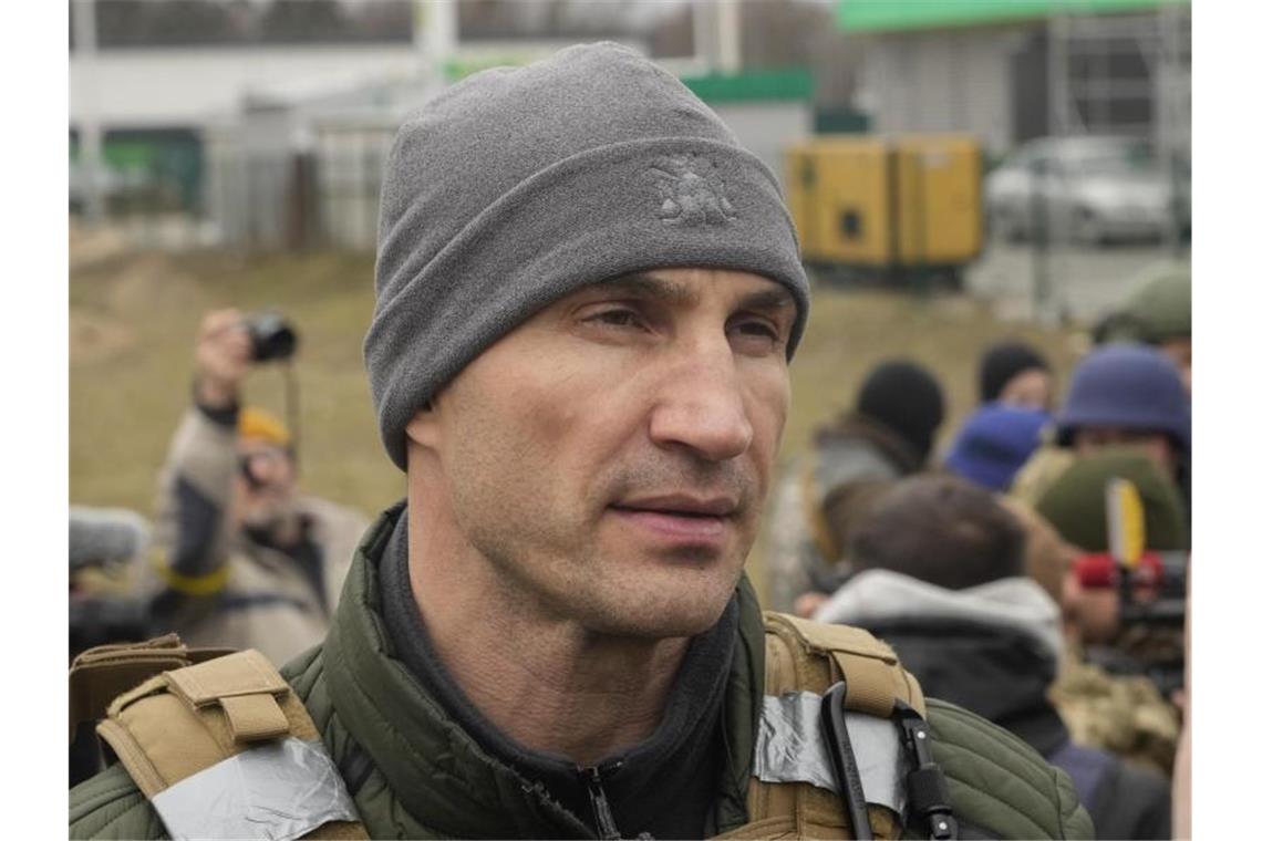 Klitschko ruft zu weiterer Isolation Russlands im Sport auf Ex-Box-Weltmeister Wladimir Klitschko ist in Kiew und verteidigt sein Land. Foto: Efrem Lukatsky/AP/dpa