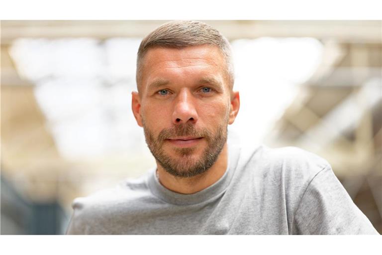 Ex-Fußballnationalspieler Lukas Podolski bescheinigt den Deutschen einen Hang zum Meckern.