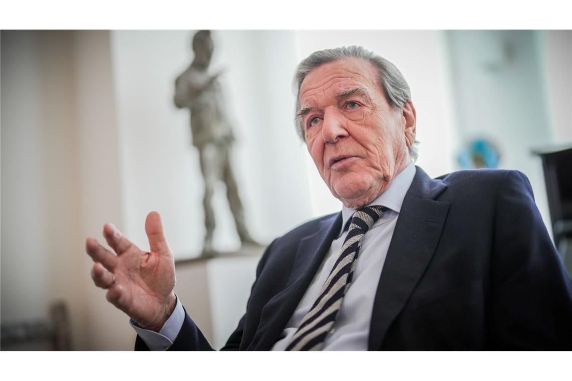 Ex-Kanzler Gerhard Schröder (SPD) hat sich wegen einer Burnout-Diagnose in klinische Behandlung begeben.