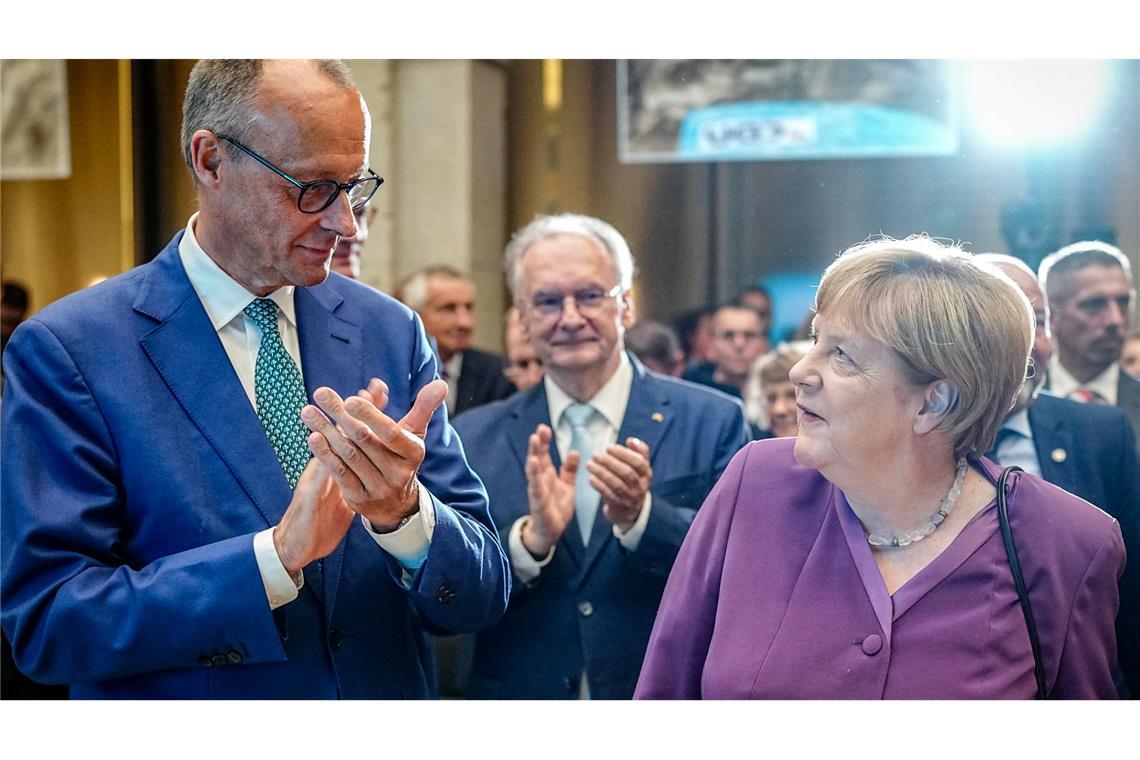 Ex-Kanzlerin Merkel distanziert sich mitten im Wahlkampf von Merz. (Archivbild)