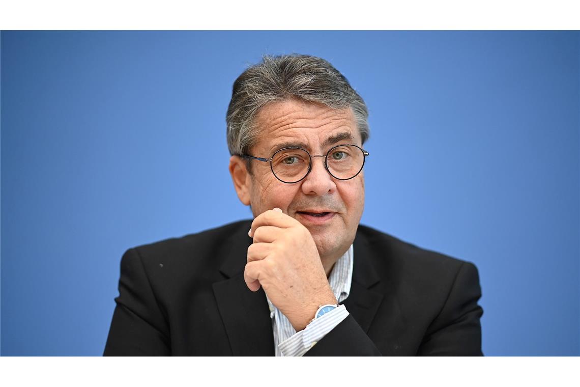 Ex-SPD-Chef Sigmar Gabriel spricht von Widerstand an der Basis gegen ein "Weiter-so" mit Scholz. (Archivbild)