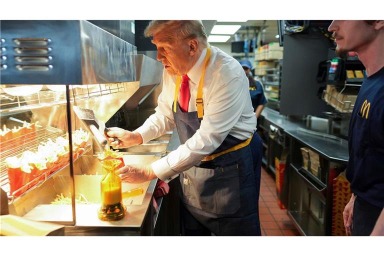 Ex-US-Präsident Donald Trump ließ sich im Präsidentschaftswahlkampf ebenfalls an einer McDonald's-Fritteuse ablichten. (Archivbild)