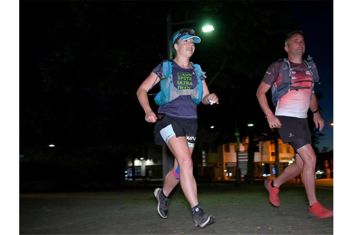 Extremsportlerin Stefanie Saul und ihr Mitläufer Erwin Bauer starten einen 250-km-Spendenlauf. Foto: Bernd Weißbrod/dpa