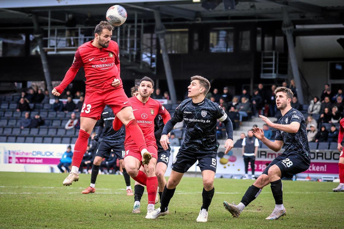 Fabian Eisele (links) köpft das 3:1 gegen Reutlingen und erzielt insgesamt drei Treffer für die SG Sonnenhof Großaspach. Foto: Alexander Becher