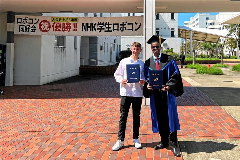 Fabian Friz (links) und sein dortiger bester Freund Haryson aus Tansania haben sich in ihren Arbeiten stets unterstützt. Fotos: Fabian Friz