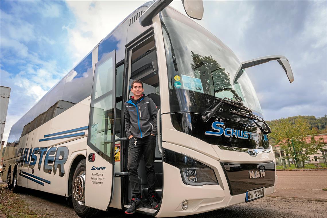 Fabian Schmid hat seinen Traum verwirklicht. Schon sein Vater war Reisebusfahrer, aber auch seine eigenen Fahrten zur Schule haben den Wunsch reifen lassen. Foto: Stefan Bossow