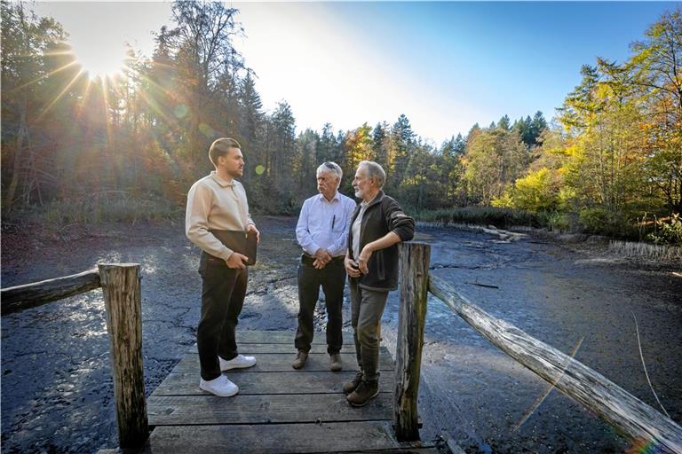 Fabian Woelke (links) beim Ortstermin mit Gerhard Fritz (Mitte) und Uwe Birkendorff. Foto: Alexander Becher