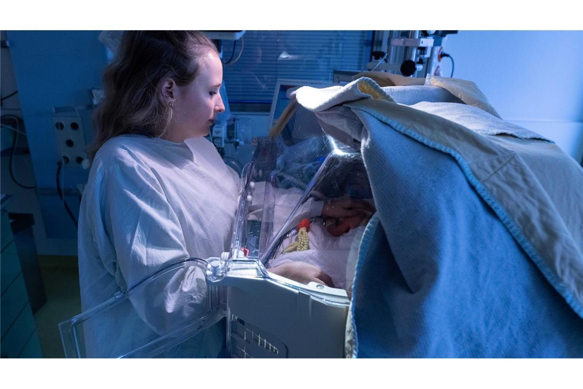 Fachkinderkrankenschwester Laura Waider auf großer Versorgungsrunde.