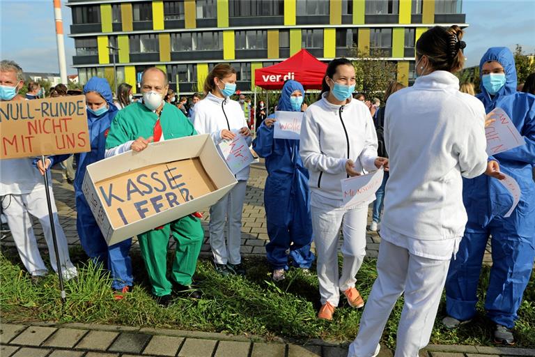 Fachkräfte aus der Pflege fordern eine bessere Entlohnung, ein weiterer Warnstreik steht bevor. Archivfoto: A. Palmizi