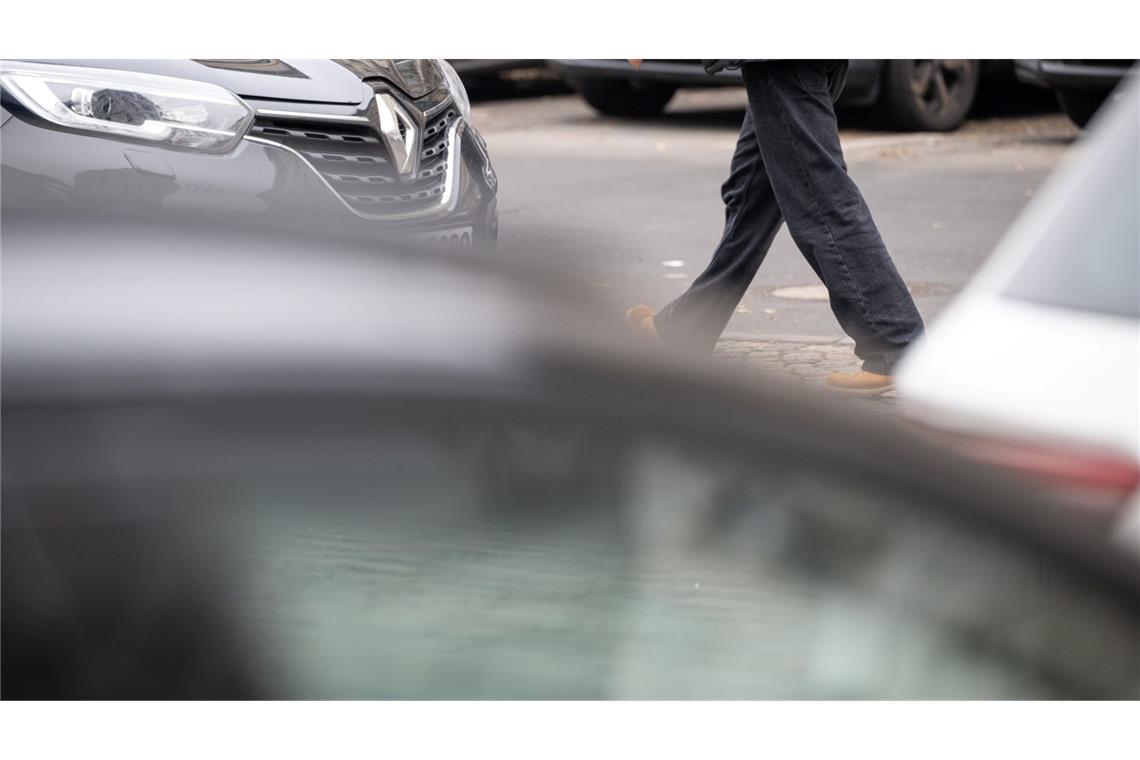 Fachleute warnen, dass Fußgänger wegen falsch geparkter Autos oft erst spät gesehen werden. (Archivbild)