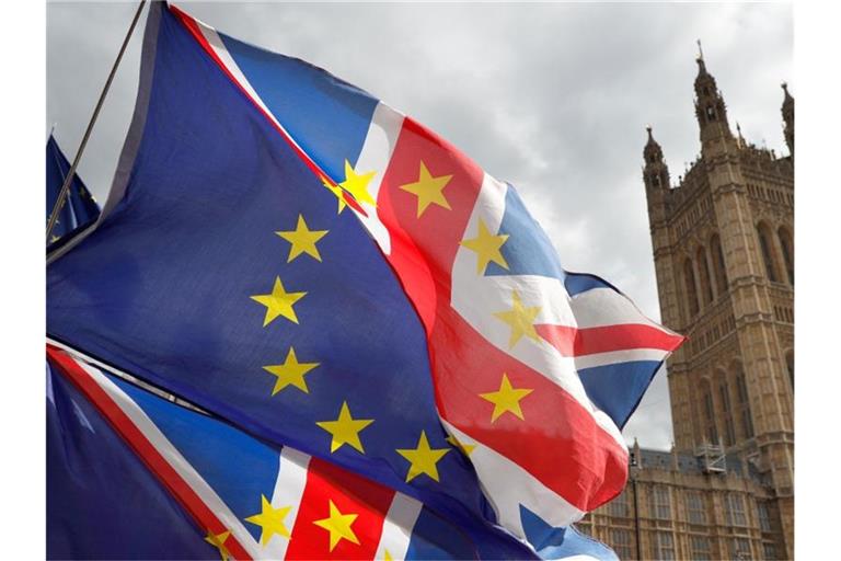 Fahnen, die aus dem Union Jack und der Flagge der EU bestehen, wehen vor dem britischen Parlament. Foto: Alastair Grant/AP/dpa/Archivbild